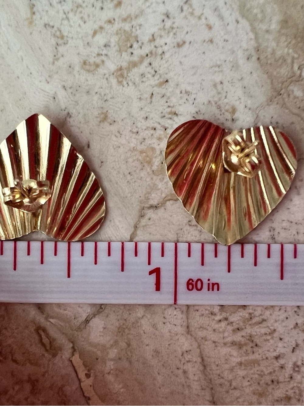 14k solid yellow gold heart earrings 0.9 grams Ribbed stud vintage estate - Picture 5 of 11